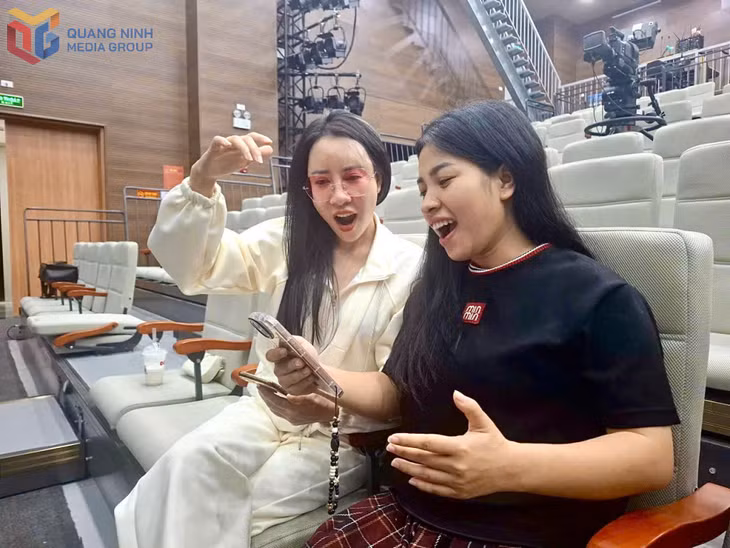 Thí sinh Cao Thị Phương Mai cùng cô giáo thanh nhạc tập luyện trước khi ghép cùng ban nhạc.