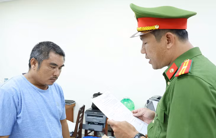 Cơ quan công an tống đạt các quyết định và lệnh bắt tạm giam đối với Đào Văn Hiền (cư trú phường Bình Đức, tỉnh An Giang). Ảnh: Tiến Tầm
