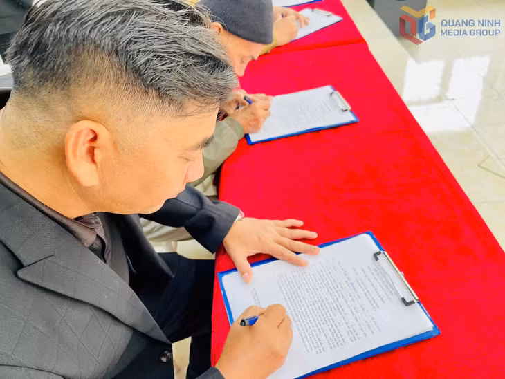 Các hộ dân thôn Làng (xã Thống Nhất) ký cam kết đồng thuận, ủng hộ hiến đất, bàn giao mặt bằng triển khai Dự án Cải tạo, chỉnh trang tuyến đường đi qua Nhà văn hóa thôn Làng.
