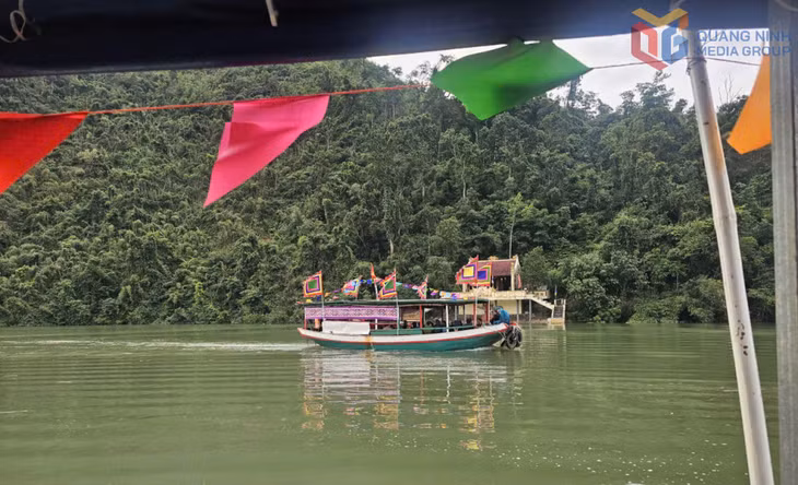Tái hiện hành trình vượt biển, đi tìm vùng đất mới của tổ tiên.