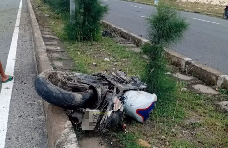 Chiếc mô tô phân khối lớn bị gãy làm đôi sau tai nạn - Ảnh: 79 Khánh Hòa