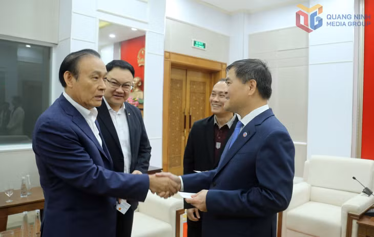Đồng chí Chủ tịch UBND tỉnh trao đổi với các doanh nghiệp.