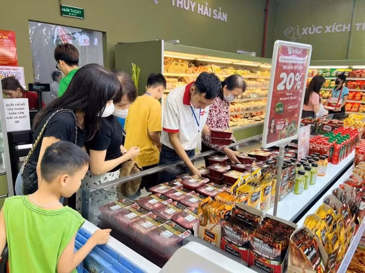Chắc bóp chi tiêu, săn hàng giảm giá để tiết kiệm được đồng nào hay đồng đó là một trong những cách bà nội trợ ứng phó giữa bão giá. Ảnh minh họa: H. Linh.