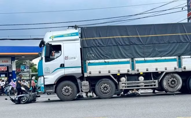 Hiện trường vụ va chạm với xe tải khiến một nữ sinh tử vong tại chỗ. Ảnh: Như Hoa