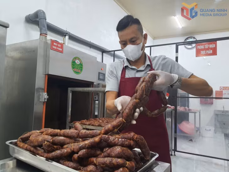 Sản phẩm lạp xưởng nướng của Công ty Phân phối sản phẩm dịch vụ OCOP (phường Vàng Danh) với chất lượng tốt, được thị trường và người tiêu dùng đánh giá cao.