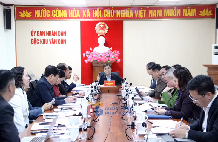 Đồng chí Bùi Văn Khắng, Phó Bí thư Tỉnh ủy, Chủ tịch UBND tỉnh, chủ trì buổi làm việc với đặc khu Vân Đồn.