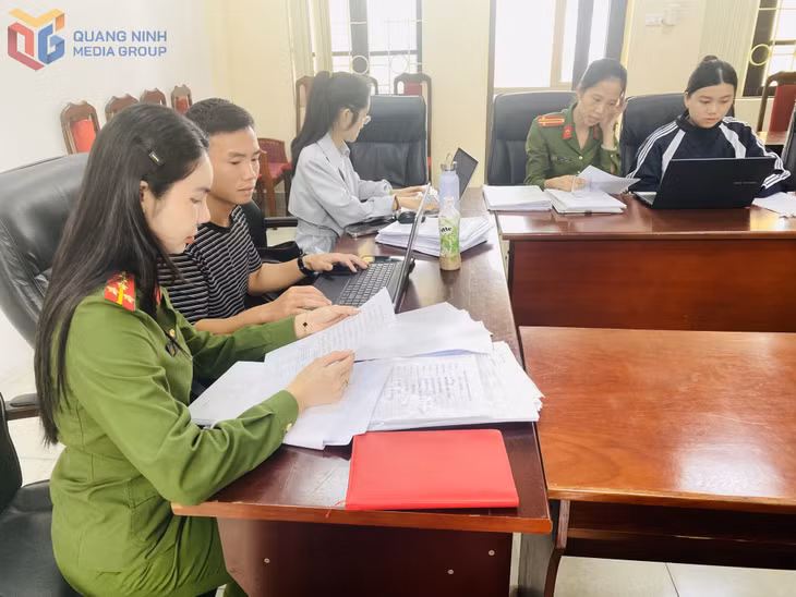 Cán bộ Công an phường Cao Xanh cùng lực lượng ĐVTN, giáo viên nhập dữ liệu phương tiện mô tô, ô tô lên hệ thống.
