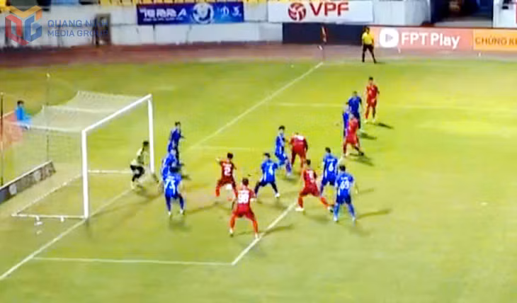 Long An ghi bàn từ pha đánh đầu trong vòng cấm, gỡ hòa 1-1 ở phút cuối trận.