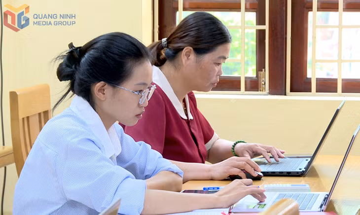 Cán bộ xã Điền Xá ứng dụng CNTT trong xử lý công việc.