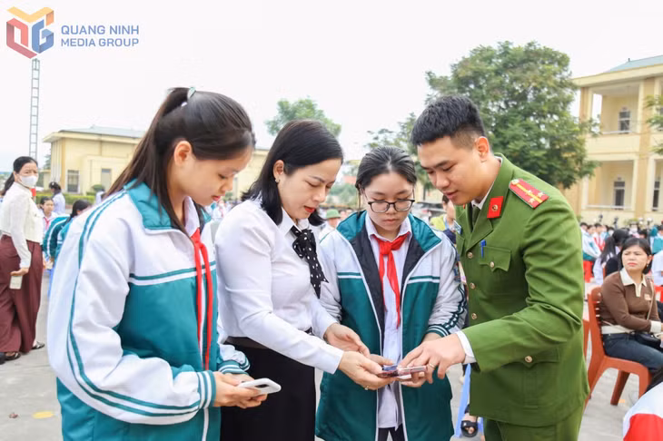 Tuyên truyền xây dựng “Gia đình số” trong cộng đồng và nhà trường.