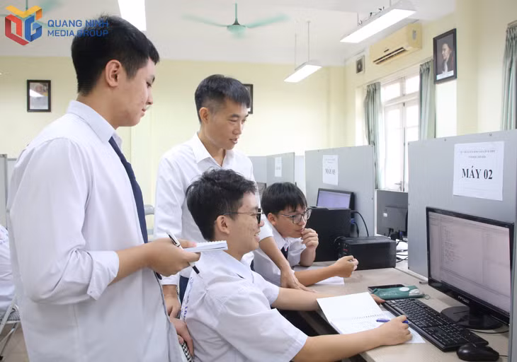 Thầy giáo Hà Đại Tôn hướng dẫn học sinh trong giờ tin học.