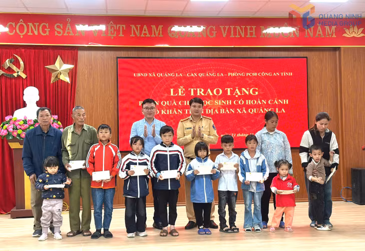 Lãnh đạo phòng CSGT (Công an tỉnh) tặng quà cho những học sinh có hoàn cảnh khó khăn trên địa bàn xã Quảng La.