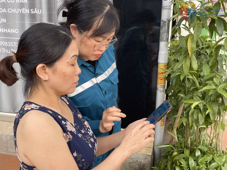 Nhân viên QUAWACO hướng dẫn người dân sử dụng ứng dụng My Quawaco.