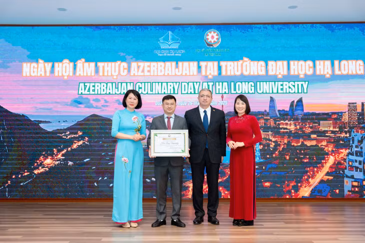 Đại sứ quán Azerbaijan trao chứng nhận tổ chức ngày hội cho Đại học Hạ Long.