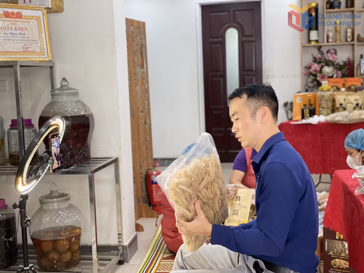 Chủ cơ sở sản xuất sá sùng Mạnh Nhung (phường Hà Tu) livestream bán hàng trên mạng.