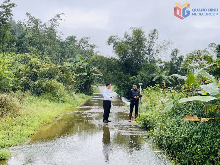 Địa phương phối hợp với đơn vị tư vấn khảo sát thực địa, đánh dấu các vị trí đường tràn thôn Quảng Mới (xã Đường Hoa).