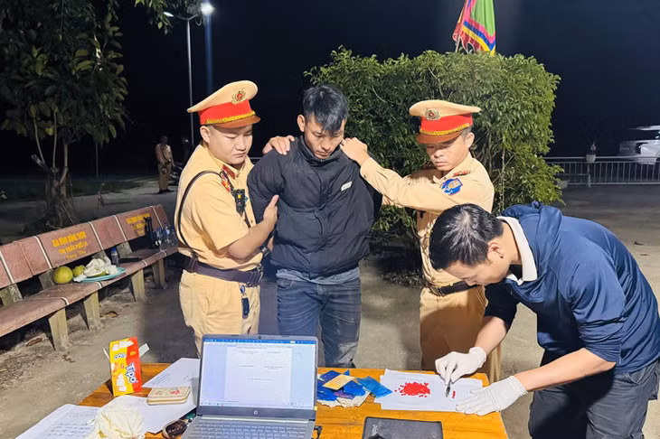 Đối tượng Sùng Seo Chu cùng vật chứng bị bắt. Ảnh: Công an Lào Cai
