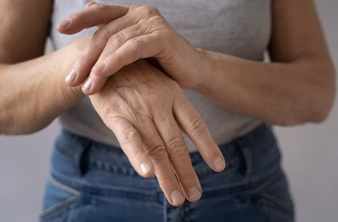 Lý do bạn dễ bị đau do viêm khớp hơn vào mùa đông. Ảnh: Thùy Dương