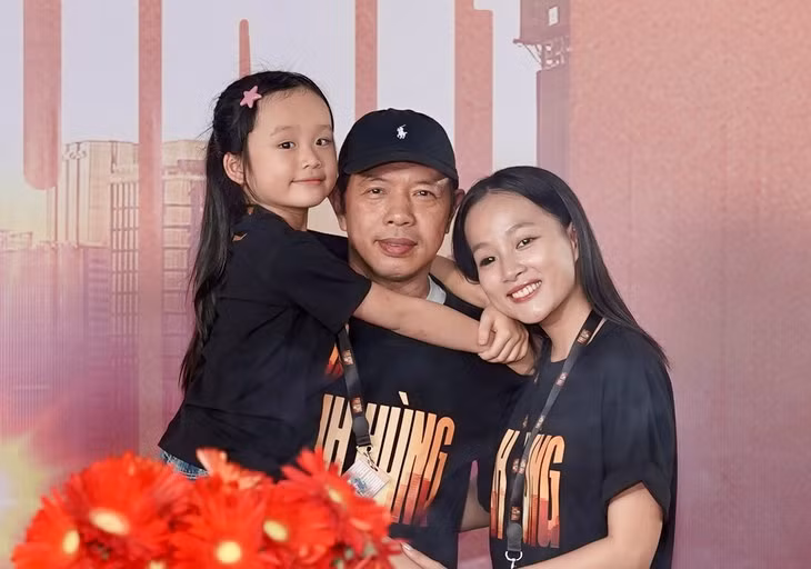 Thái Hòa và bạn diễn Phương Thanh cùng diễn viên nhí Gia Tuệ trong phim Anh Hùng - Ảnh: ĐPCC