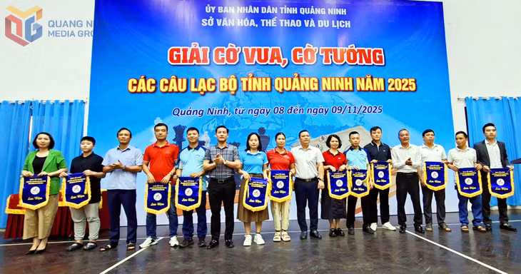 BTC tặng hoa các đoàn về dự giải.