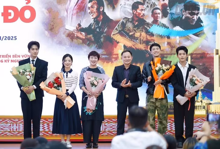 Đoàn phim Mưa đỏ giao lưu ở Đắk Lắk vừa qua trong khuôn khổ Liên hoan phim Việt Nam lần thứ 24 - Ảnh: ĐPCC