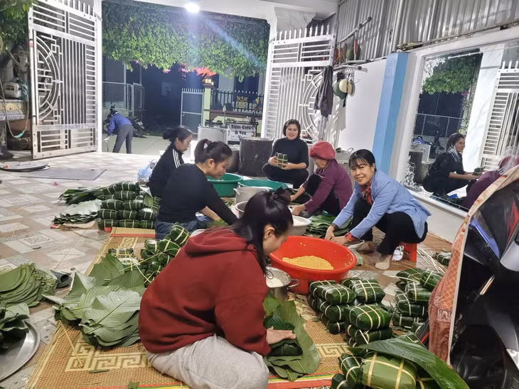 Hội LHPN phường Hiệp Hoà cùng các câu lạc bộ thiện nguyện gói bánh với sự chu đáo và cẩn thận trong từng khâu.