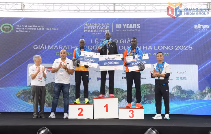 Ban Tổ chức trao giải nhất, nhì, ba cho VĐV nam ở cự ly 42km.