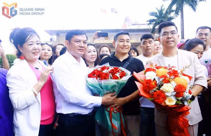 Lãnh đạo phường Móng Cái 1 tặng hoa, chào đón du khách Trung Quốc tham quan qua cửa khẩu Quốc tế Móng Cái (ảnh: Mongcai.gov.vn)