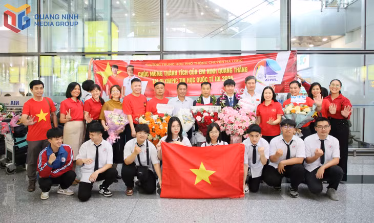 Lãnh đạo Sở GD&amp;ĐT cùng thầy và trò Trường THPT Chuyên Hạ Long chụp ảnh lưu niệm với Ninh Quang Thắng, học sinh đoạt HCĐ Kỳ thi Olympic Tin học quốc tế lần thứ 37 (IOI) 2025.
