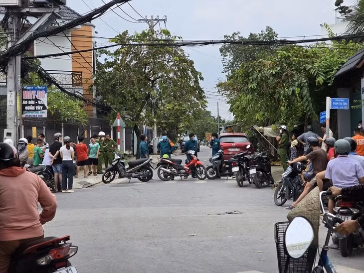 Cảnh sát phong tỏa hiện trường vụ phát hiện thi thể nữ giới trong cốp ô tô ở xã Đông Thạnh, TP.HCM - Ảnh: MINH HÒA