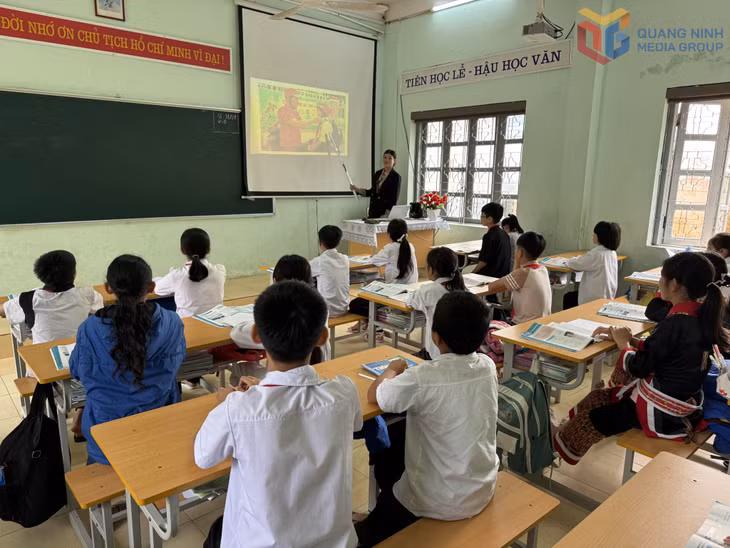 Tiết học về ATGT của lớp 7A, Trường TH&amp;THCS Hoành Mô.