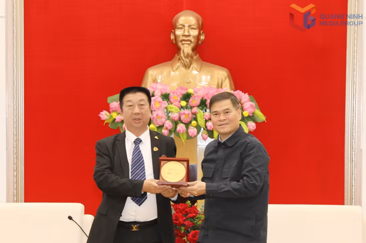 Chủ tịch UBND tỉnh Quảng Ninh Bùi Văn Khắng tặng quà lưu niệm là biểu tượng vịnh Hạ Long cho ông Zong Shuan.