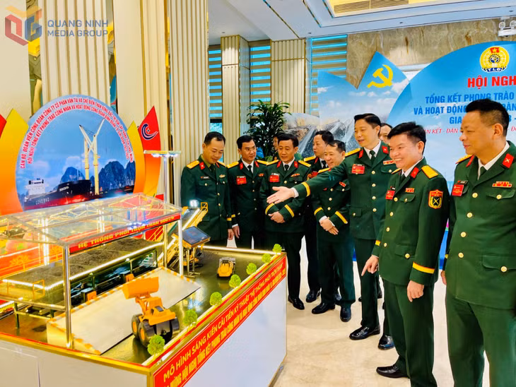 Các đại biểu tham quan mô hình sáng kiến cải tiến kỹ thuật hệ thống phối trộn than.