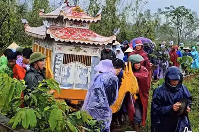 Đám tang em M do bị đối tượng Lê Văn Phương đánh sau đó tử vong. Hiện đối tượng gây án đã bị bắt tạm giam. Ảnh: Hoàng Tuấn.
