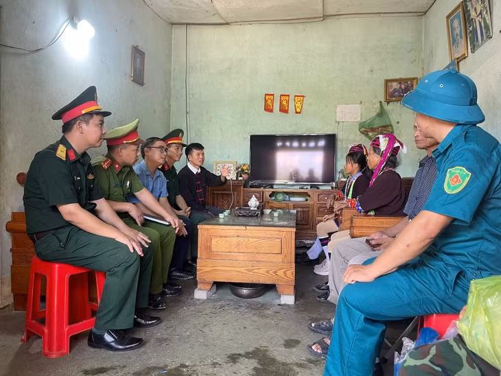 Cán bộ, chiến sĩ Trung đoàn 43, Sư đoàn 395 thăm hỏi và tặng quà đồng bào nhân dân bản Pò Hèn, xã Quảng Đức, tỉnh Quảng Ninh.