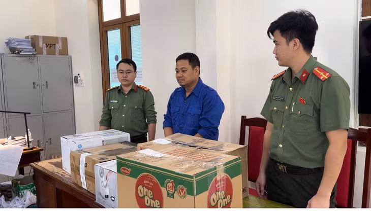 Lực lượng An ninh điều tra Công an tỉnh Hưng Yên làm việc với đối tượng liên quan vụ án. Ảnh: Công an tỉnh Hưng Yên