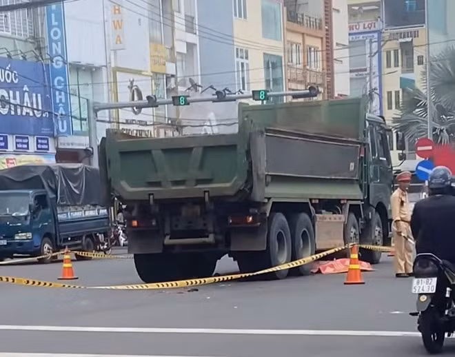 Hiện trường vụ tai nạn với xe ben khiến người đàn ông tử vong. Ảnh: Thanh Tuấn