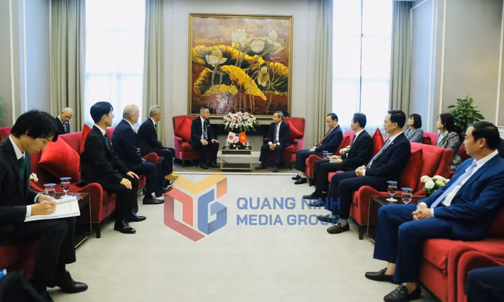 Đồng chí Vũ Đại Thắng, Ủy viên Trung ương Đảng, Bí thư Tỉnh ủy, Trưởng Đoàn ĐBQH tỉnh, tiếp xã giao ông Ishidera Junichi, Phó Thống đốc tỉnh Yamanashi và đoàn đại biểu tỉnh Yamanashi (Nhật Bản) (11-2025). Ảnh: Thu Chung