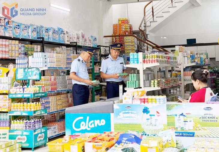 Cán bộ Đội QLTT số 8 kiểm tra một cơ sở kinh doanh trên địa bàn.