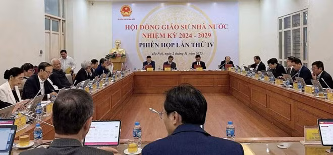 Phiên họp lần thứ IV của Hội đồng Giáo sư Nhà nước nhiệm kì 2024-2029 để bỏ phiếu tín nhiệm các ứng viên giáo sư, phó giáo sư. Ảnh: HĐGSNN