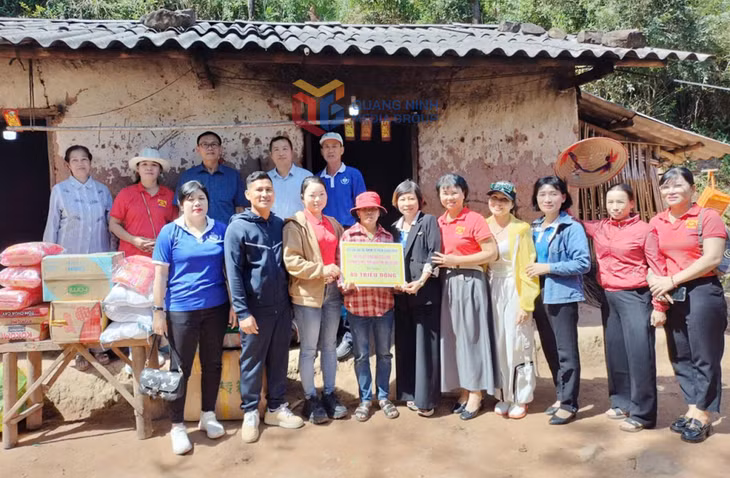 Hội Bảo trợ NKT-TMC tỉnh và các câu lạc bộ, nhóm từ thiện Quảng Ninh trao 80 triệu đồng hỗ trợ gia đình bà Chìu Si Múi ở thôn Ngàn Phe (xã Lục Hồn) để xây dựng ngôi nhà mới.
