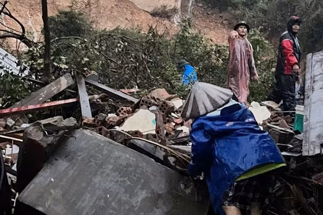 Lực lượng chức năng phường Quy Nhơn (Gia Lai) đã tìm thấy thi thể nạn nhân trong vụ sạt lở đất đá làm sập nhà dân tại làng chài Hải Minh. Ảnh: Hoài Phương