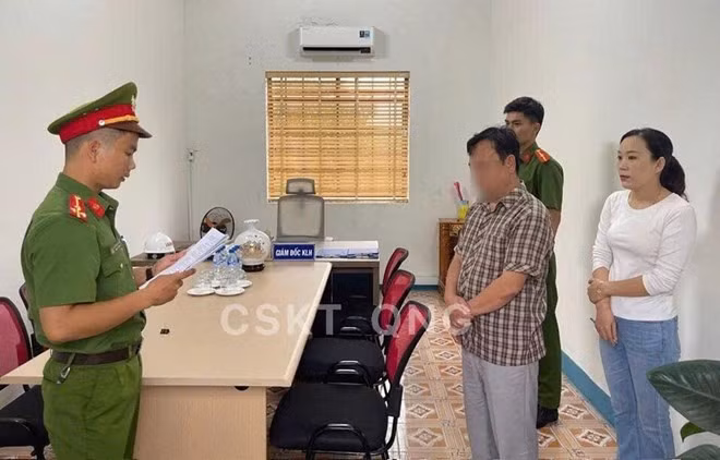 Ông Trần Đức Hoàng – Tổng Giám đốc Công ty CP L.L.M, và ông Huỳnh Vĩnh Phúc – Giám đốc Khu liên hiệp xử lý và tái chế chất thải thuộc Công ty CP L.L.M bị khởi tố. Ảnh: Công an Quảng Ngãi
