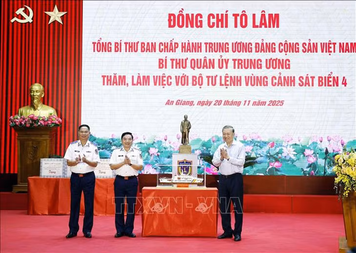 Tổng Bí thư Tô Lâm tặng bức tượng Chủ tịch Hồ Chí Minh cho Bộ Tư lệnh Vùng Cảnh sát biển 4 - Ảnh: TTXVN