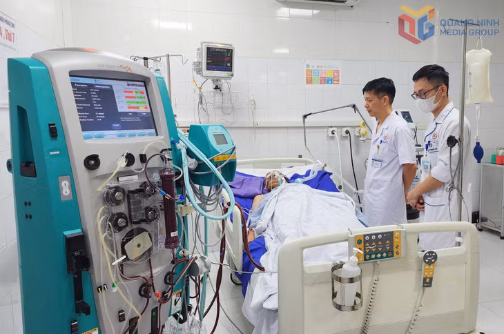 Các bác sĩ Bệnh viện Đa khoa tỉnh sử dụng kỹ thuật ECMO cùng các biện pháp hồi sức tích cực cứu sống người bệnh.