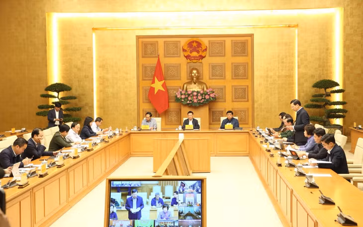 Các Phó Thủ tướng Chính phủ, lãnh đạo các bộ, ngành, địa phương, cơ quan, Ban Chỉ đạo Phòng thủ dân sự Quốc gia tham dự cuộc họp tại điểm cầu trụ sở Chính phủ - Ảnh: VGP/Nguyễn Hoàng