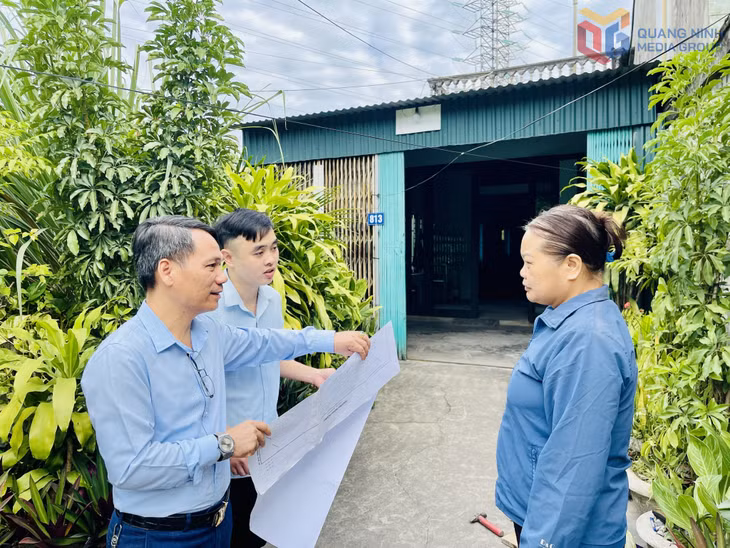 Tổ công tác Chiến dịch làm giàu, làm sạch dữ liệu đất đai phường Mông Dương giải thích cho người dân trên địa phương về ý nghĩa và mục đích của chiến dịch.