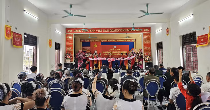 Không khí tưng bừng, phấn khởi trong Ngày hội Đại đoàn kết toàn dân tộc tại khu phố Ninh Bình, phường Bình Khê.
