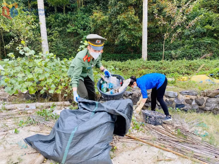 Phụ nữ Phòng An ninh chính trị nội bộ (Công an tỉnh) tham gia vệ sinh môi trường khu vực ven biển Hạ Long.
