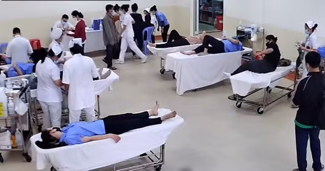Bệnh nhân nghi do ngộ độc được cấp cứu tại Bệnh viện Đa khoa Khu vực Hóc Môn TPHCM. Ảnh: BVCC